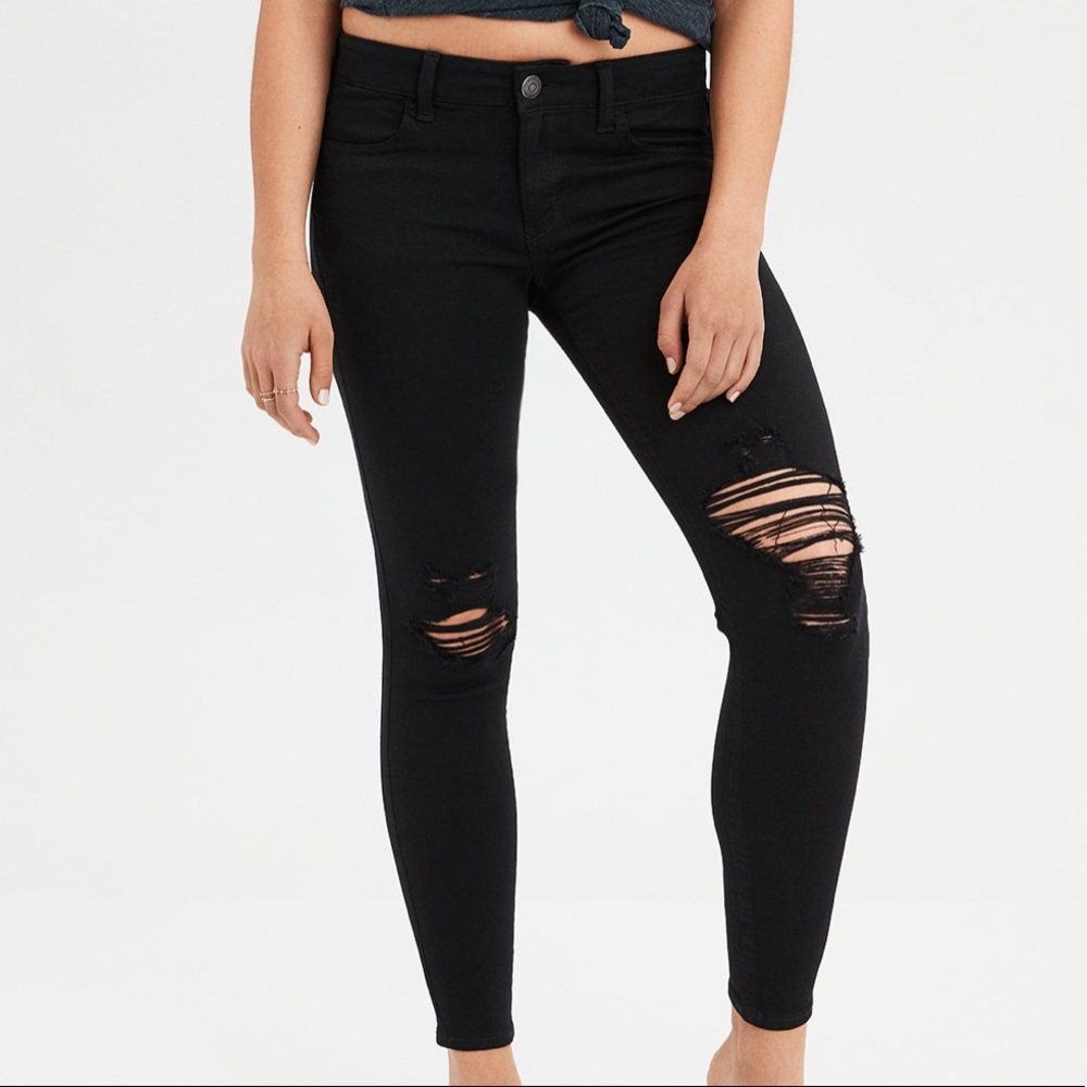 AE black skinny jeans w/ ripped knees. 6 short